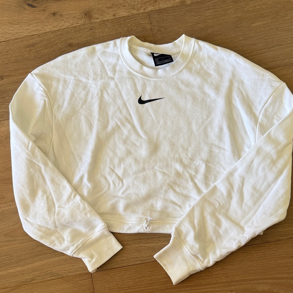 Nike Women's White Crew Neck Cropped Crew Sweatshirt ✨✨
